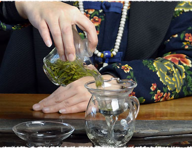 pre warm teacup Long Jing dégage des arômes