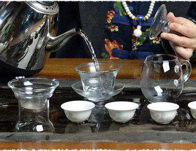 pre warm teacup Rincez et préchauffez votre gaiwan avec de l’eau chaude.