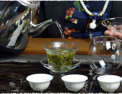 pre warm teacup Verser de nouveau de l’eau à 80°C dans le gaiwan