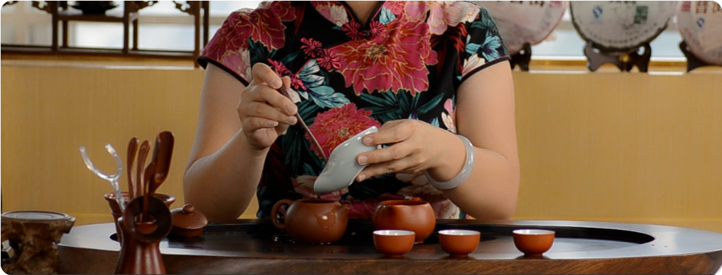Prélever 10 à 12 g de Pu Er pour une théière Yixing